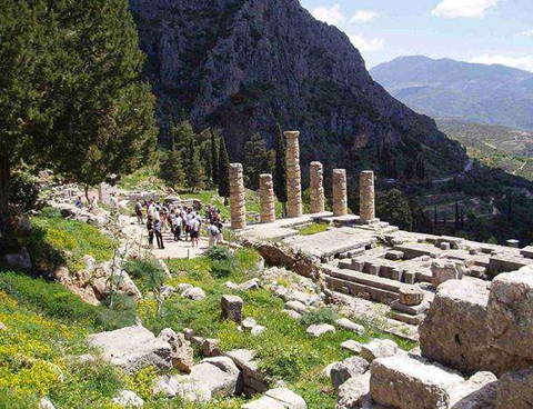德尔斐考古遗址位于希腊雅典西北方帕尔纳索斯山麓