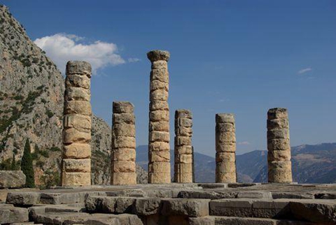 残余的神庙建筑与纪念碑遗迹，都是当年希腊各地的艺术家的杰作