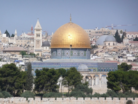 犹太教、基督教和伊斯兰教，分别根据自己的宗教传说，都奉耶路撒冷为圣地