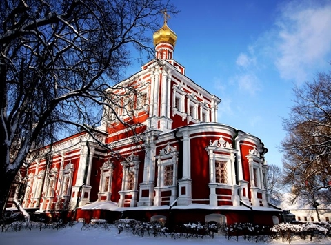 修道院内有很多像1524年建造的斯摩棱斯克教堂那样珍贵的古建筑，红白相间的钟楼非常漂亮