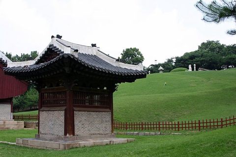 朝鲜王陵和王妃陵的形制严格遵守中国古代的《周礼》、《礼记》等典籍
