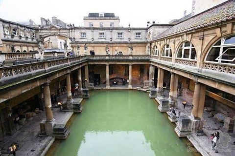 罗马浴场在市中心，环绕温泉而建