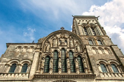 韦兹莱教堂是十二世纪勃艮第罗马建筑风格的杰作