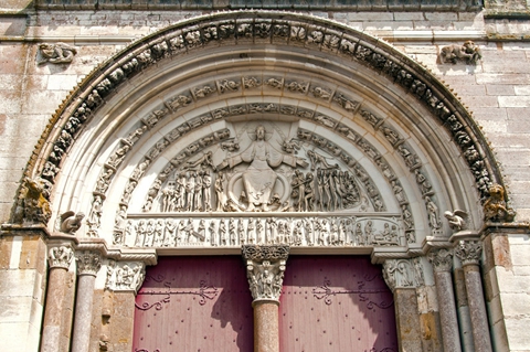 韦兹莱教堂的门楣雕塑