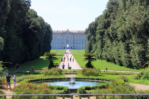 豪华的宫殿及其园林和花园、天然林地等完美地结合在一起