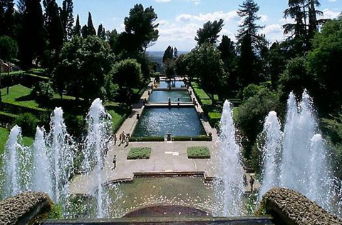 喷泉、草坪、花园和池塘连在一起