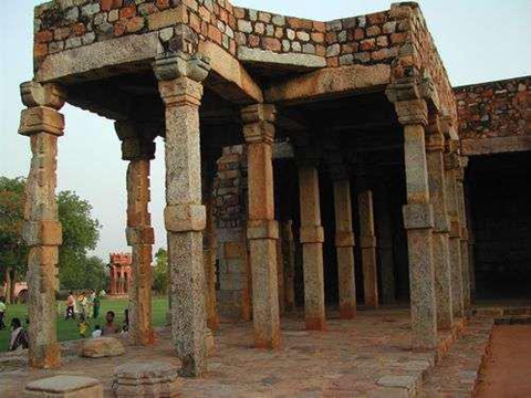 德里的顾特卜塔及其古建筑，位于印度首都辖区德里市南部
