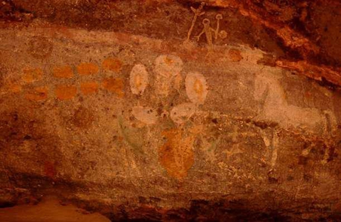 石窟中的岩画是历史久远的文物