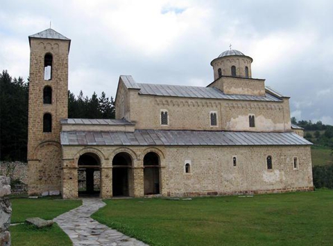 斯塔里斯和索泼查尼修道院位于塞尔维亚东部摩拉瓦河的东侧