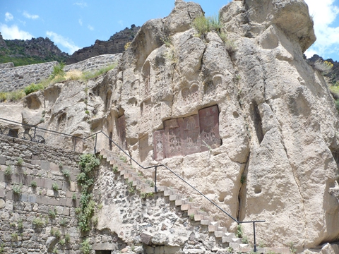 格加尔德修道院位于阿扎特山谷入口处