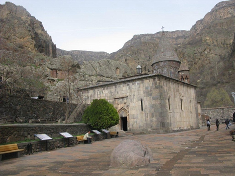修道院内的岩洞教堂与坟墓，保留的非常完整