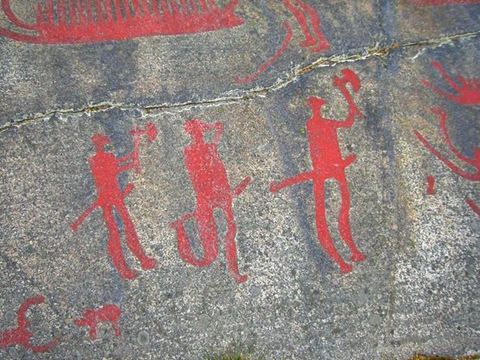 塔努姆的岩刻画位于瑞典布胡斯省北部