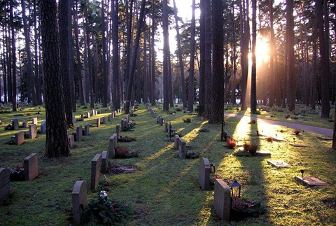 墓碑、草地和树林的有机组合让人明白了瑞典人的墓地哲学