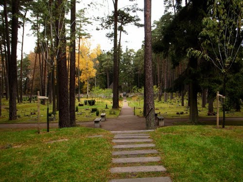 斯科斯累格加登公墓于1940年建成，是自然和建筑和谐融合的杰作