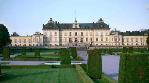 德罗特宁霍尔摩皇宫受到凡尔赛宫的影响，成为北欧18世纪皇宫的最佳典范