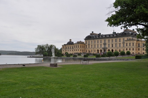 德罗特宁霍尔摩皇宫位于斯德哥尔摩地区默拉尔湖的女王岛上