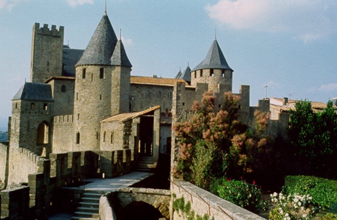 城堡历经历史而形态不改，是中世纪要塞城市的杰出典范