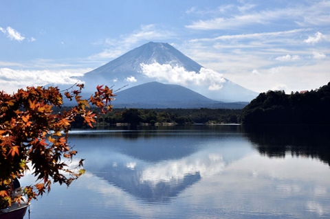 作为日本自然美景的最重要象征，富士山自然景观蔚为壮观
