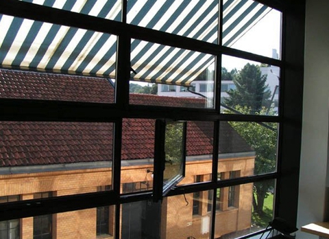 德国法古斯工厂采用了大片玻璃幕墙和转角窗