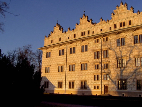 城堡承袭了文艺复兴时期拱廊式城堡的建筑风格