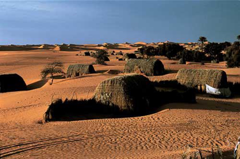 四座城镇位于广大沙漠区域的中部