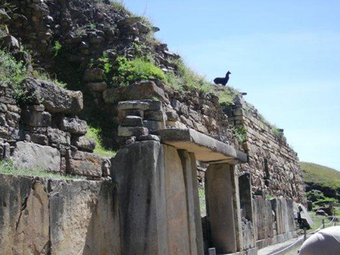 这里的斜坡和广场周围都是石头建筑